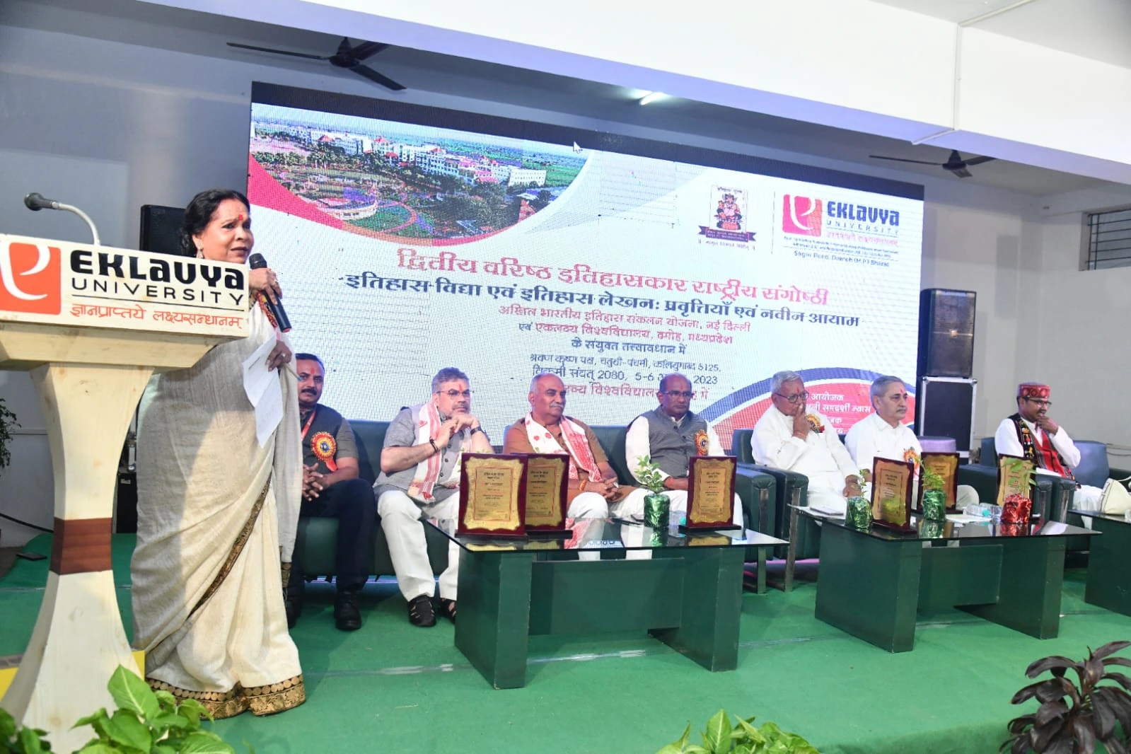 वरिष्ठ इतिहासकार 1